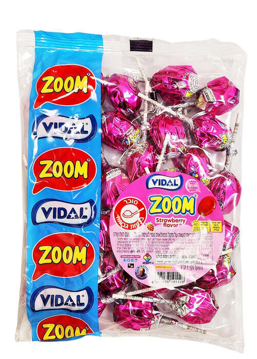 סוכריה זום על מקל בטעם תות ממולאת בגומי לעיסה. כ-30 יחידות בשקית. כ-1.6 ש"ח ליחידה.