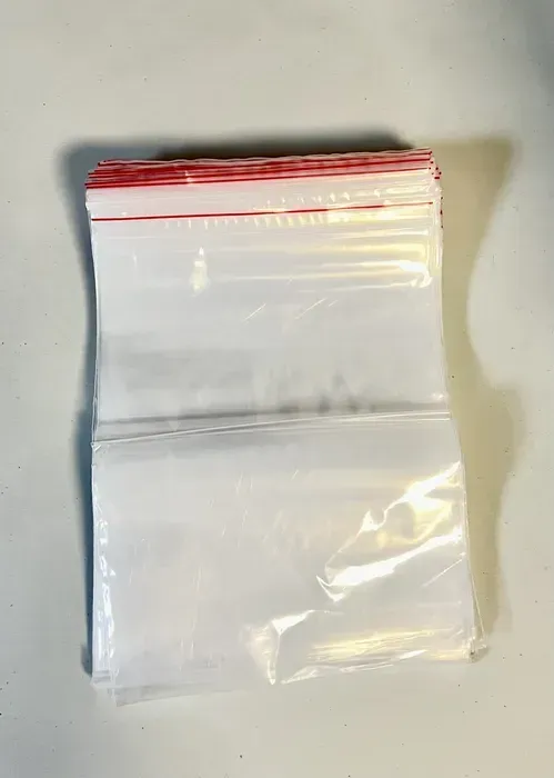 שקית פס סגירה גודל 18/25 מגיע בחבילה של 100 יחידות מחיר ליחידה 0.38 אג'