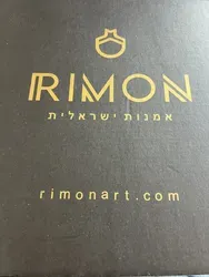 סטנדר שולחני מעוצב בצבע שחור מעץ משובח בתוספת כיתוב מעוצב בצבע כסף מגיע בקופסת מתנה מרשימה. גודל לערך 33X38