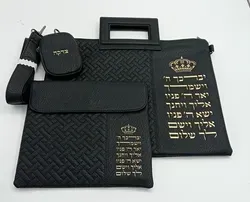 סט תיק מהודר לנשיאת טלית ותפילין כולל ידיות ורצועה. בצבע שחור עם כיתוב ברכת כוהנים בצבע זהב