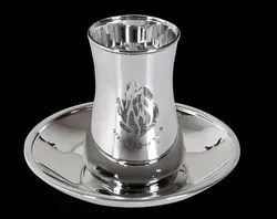 כוס מעוצבת מזכוכית בצבע כסף לקידוש או הבדלה