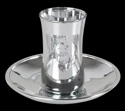 כוס מעוצבת מזכוכית בצבע כסף לקידוש או הבדלה