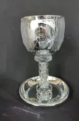 גביע קריסטל מהודר לקידוש בצבע כסף חריטה של באבא סאלי הצדיק זכותו תגן עלינו. גובה 19 ס"מ