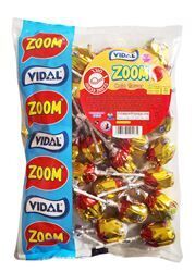 סוכריה זום על מקל בטעם קולה ממולאת בגומי לעיסה. כ-30 יחידות בשקית. כ-1.6 ש"ח ליחידה.