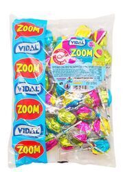 סוכריה זום על מקל בטעם פירות ממולאת בגומי לעיסה. כ-30 יחידות בשקית. כ-1.6 ש"ח ליחידה.